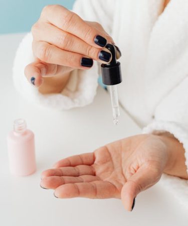 Choosing the Right Anti-Aging Serum: Ingredients That Really Work