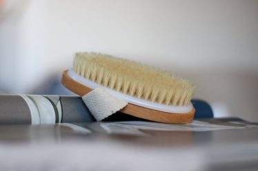 8 Best Compact Beauty Tools for Women Traveling Abroad in 2024