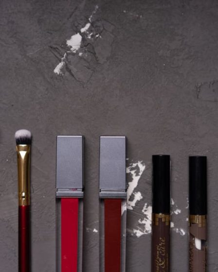 Hourglass Lip Gloss Review 2024: Phantom Balm and Unreal Gloss for Travelers